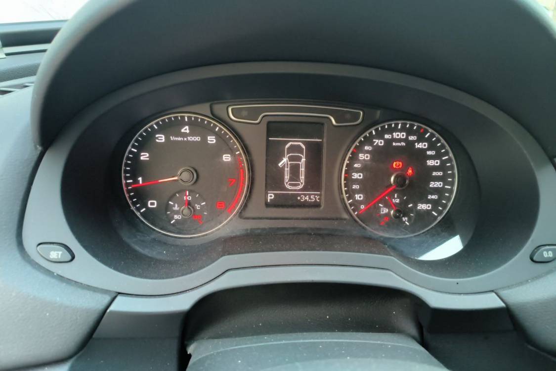 Audi Q3 2015 car image #24