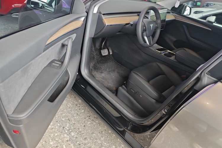Tesla Model Y 2023 car image #16