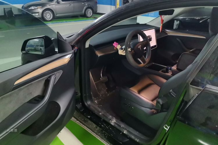 Tesla Model Y 2023 car image #18
