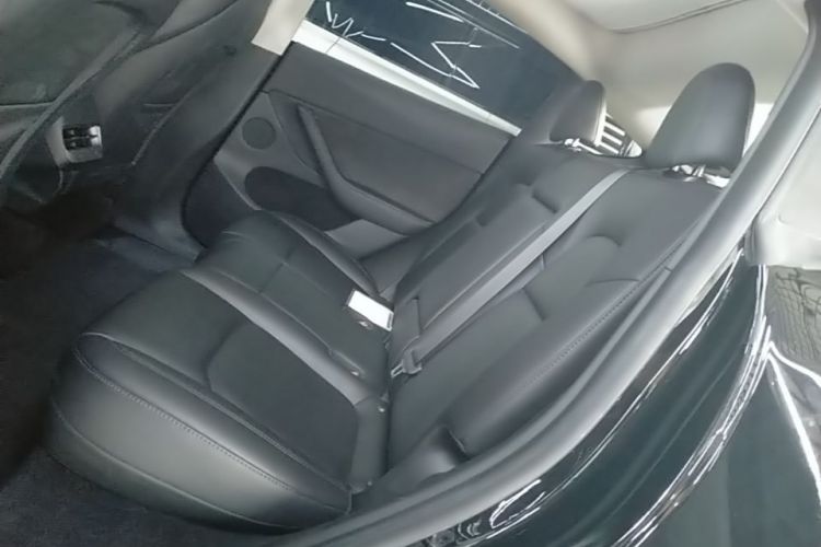 Tesla Model Y 2023 car image #13