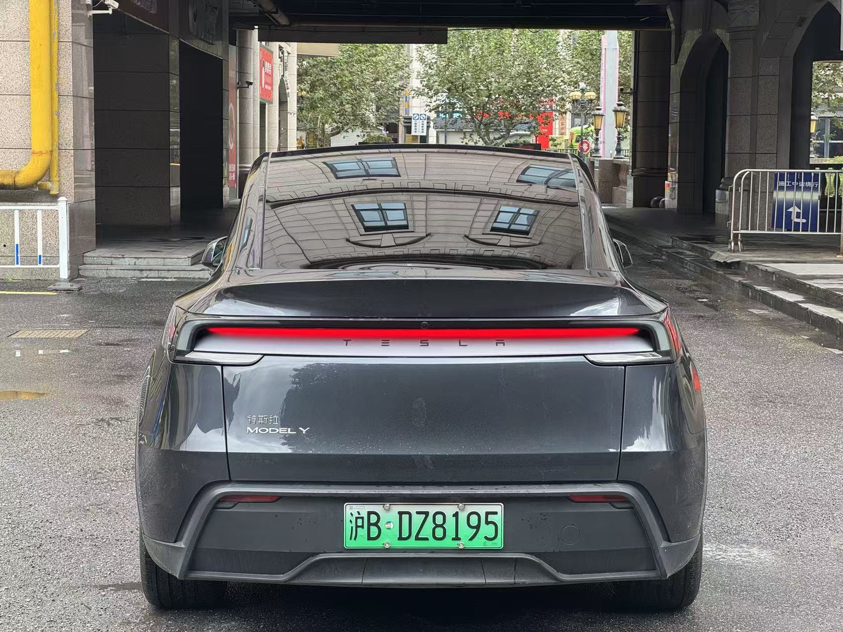 Tesla Model Y 2025 immagine di auto #7