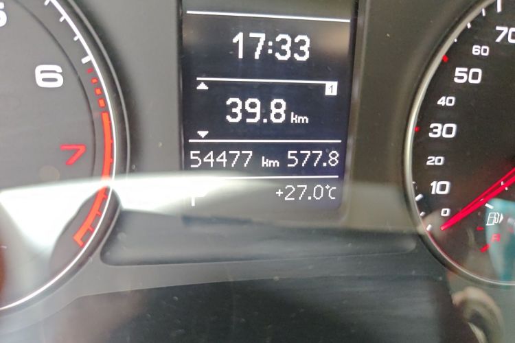 Audi Q3 2018 car image #8