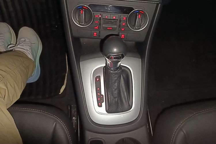 Audi Q3 2018 car image #14