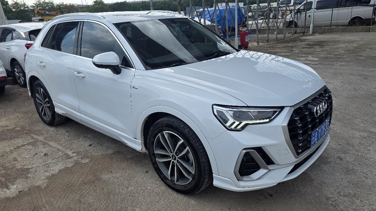 Audi Q3 2023 car image #2