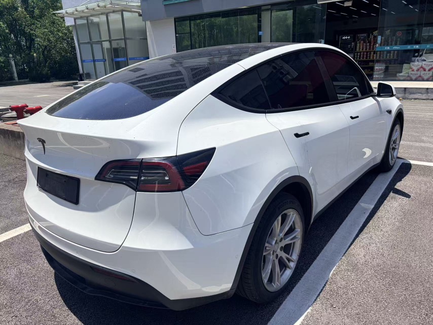 Tesla Model Y 2022 car image #2