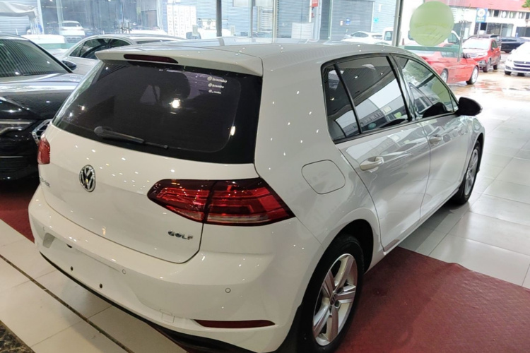 Volkswagen Golf 2018 car image #7