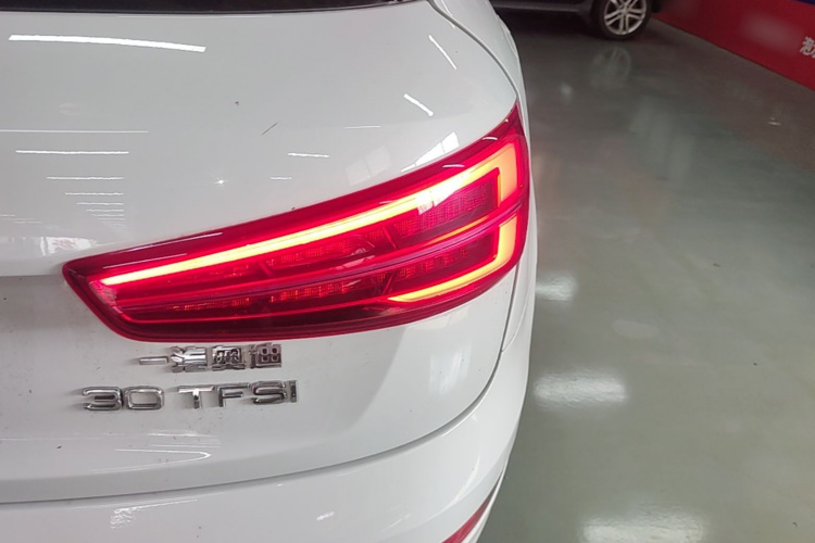 Audi Q3 2016 car image #8