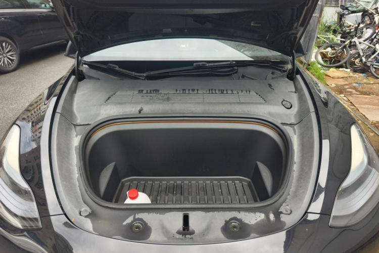 Tesla Model Y 2023 car image #18