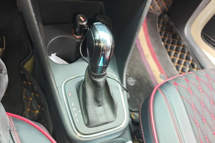 Volkswagen Polo 2015 car image #16