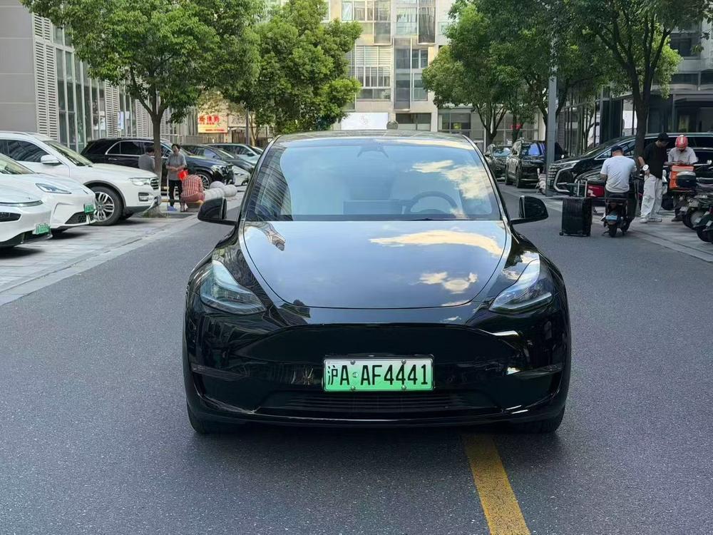 Tesla Model Y 2023 صورة سيارة #2