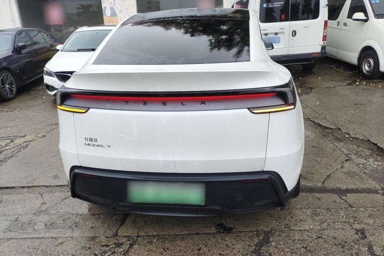 Tesla Model Y 2025 #6 Tesla Model Y 2025 car image #6