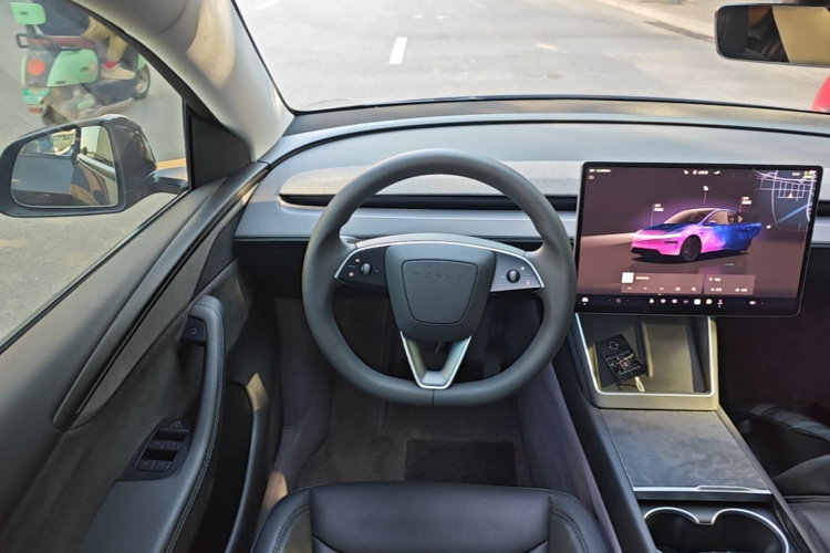 Tesla Model Y 2025 car image #11
