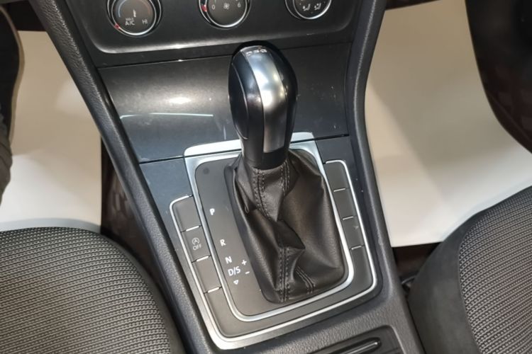 Volkswagen Golf 2018 car image #14