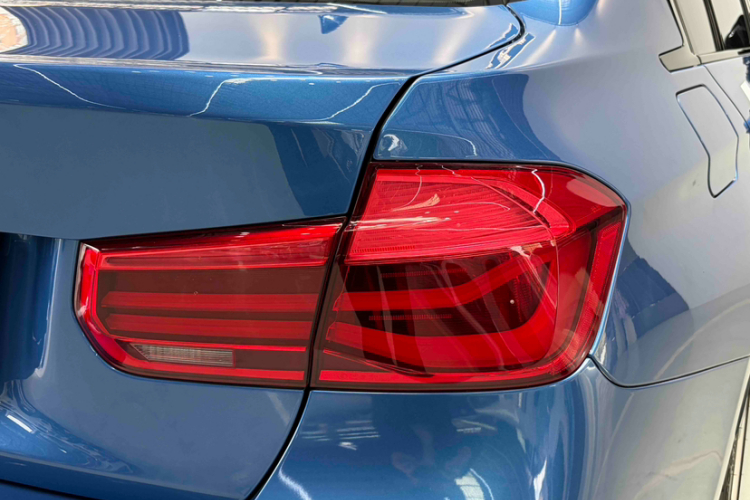 BMW 3 Series 2018 car image #24