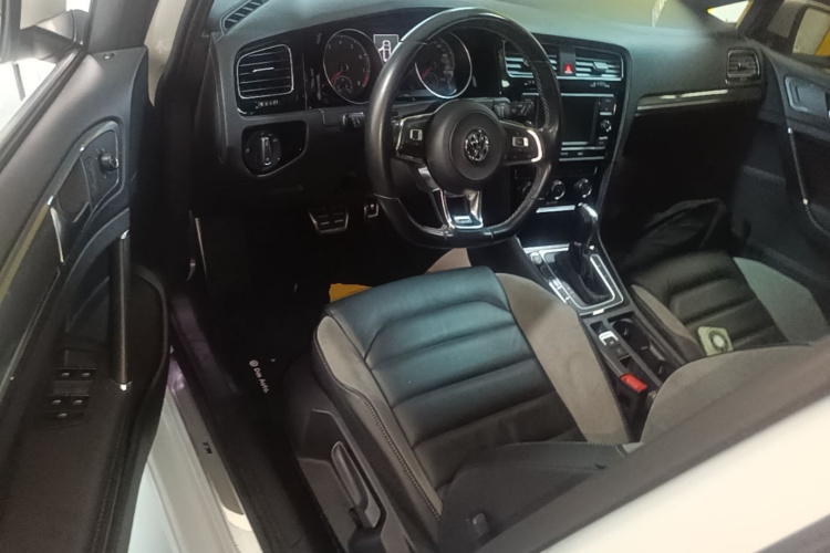 Volkswagen Golf 2018 car image #16
