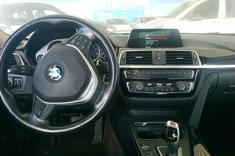 BMW 3 Series 2018 car image #10