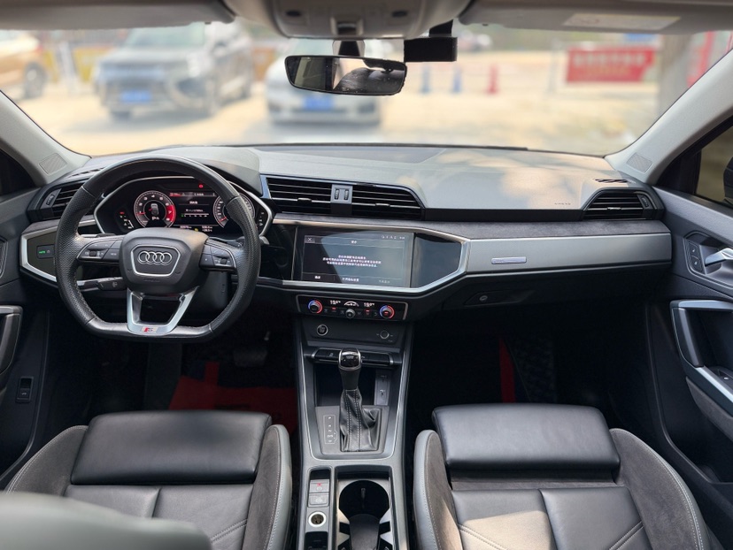 Audi Q3 2023 car image #9