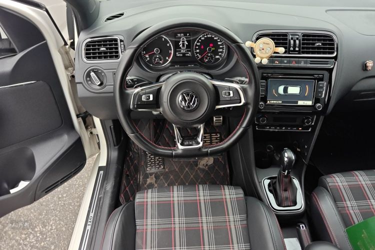 Volkswagen Polo 2016 car image #12
