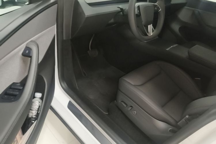 Tesla Model Y 2026 #16 Tesla Model Y 2026 car image #16