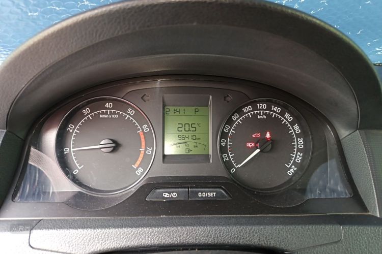 Skoda Rapid 2015 #13 Skoda Rapid 2015 image de voiture #13