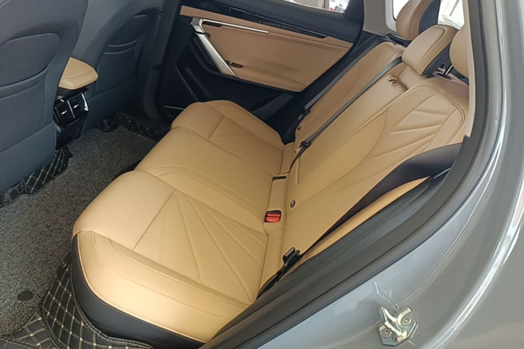 GEELY Boyue L 2023 car image #17
