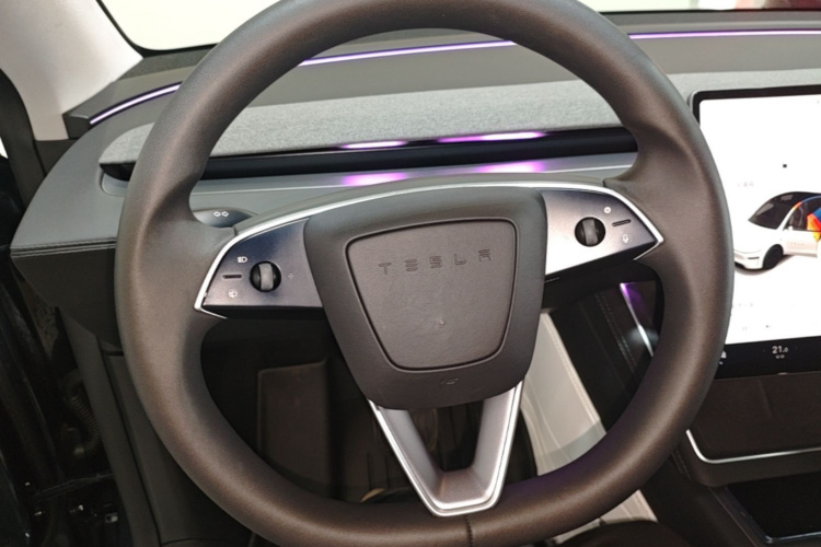 Tesla Model Y 2025 #11 Tesla Model Y 2025 immagine di auto #11