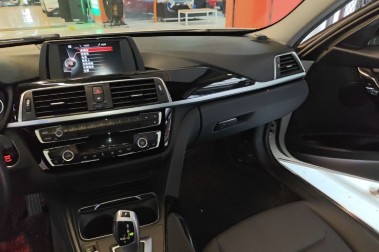 BMW 3 Series 2017 immagine di auto #13