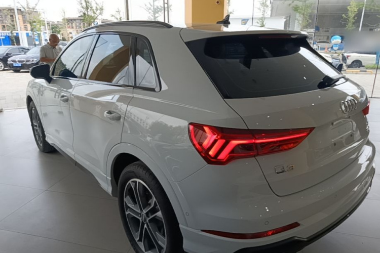 Audi Q3 2023 car image #7