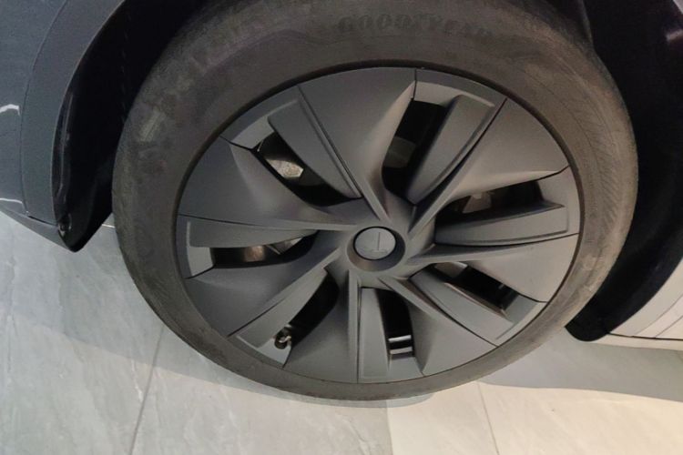 Tesla Model Y 2025 immagine di auto #9