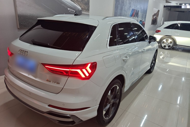 Audi Q3 2022 car image #7