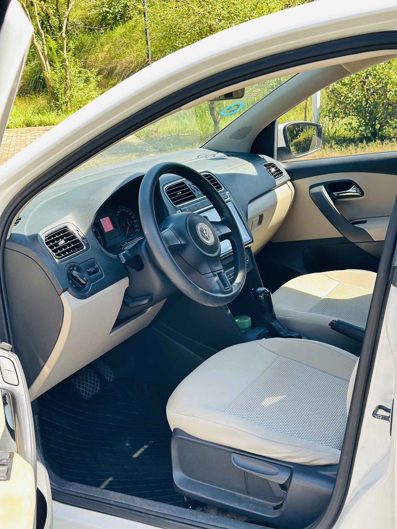 Volkswagen Polo 2011 car image #7