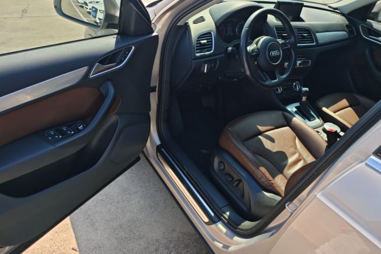 Audi Q3 2015 car image #16