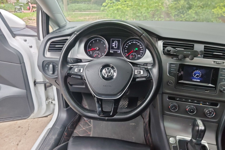 Volkswagen Golf 2015 car image #15