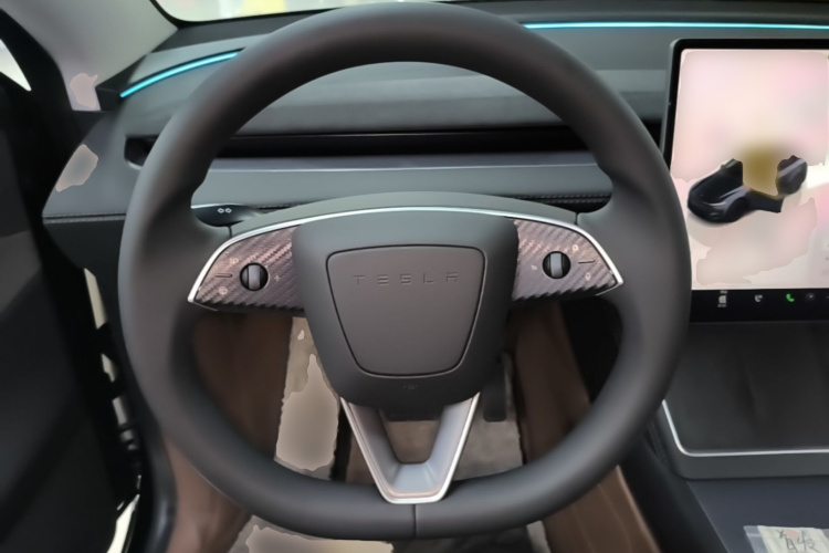 Tesla Model Y 2025 immagine di auto #15