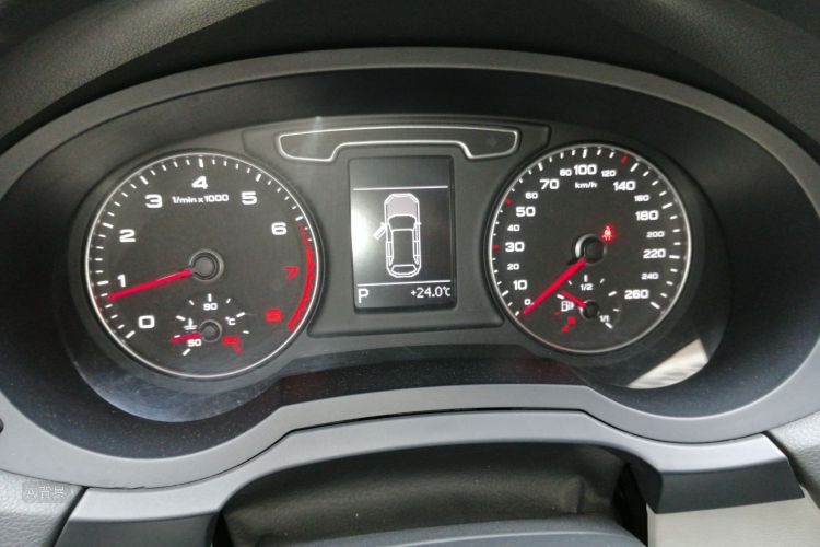 Audi Q3 2014 car image #13
