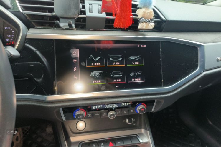 Audi Q3 2019 car image #15