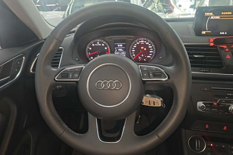 Audi Q3 2019 car image #11