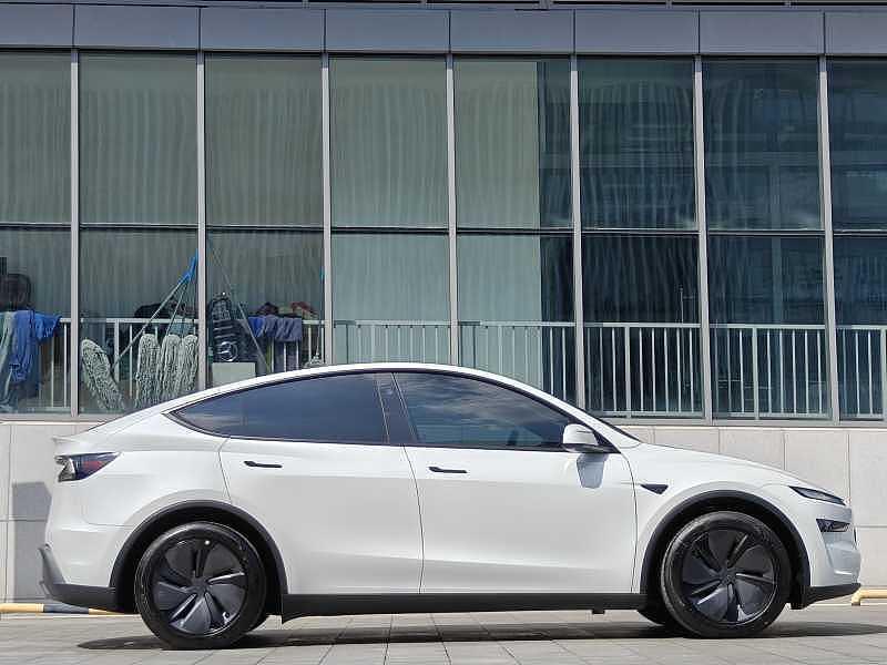 Tesla Model Y 2026 #6 Tesla Model Y 2026 car image #6