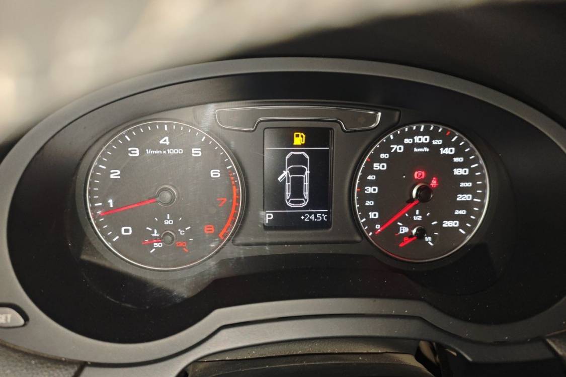 Audi Q3 2018 car image #24