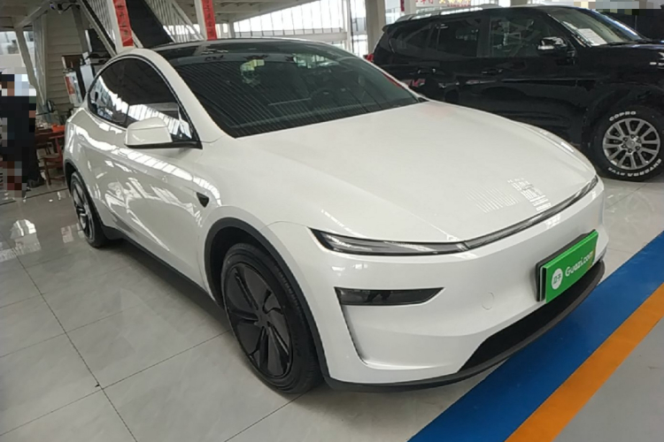 Tesla Model Y 2025 #4 Tesla Model Y 2025 car image #4