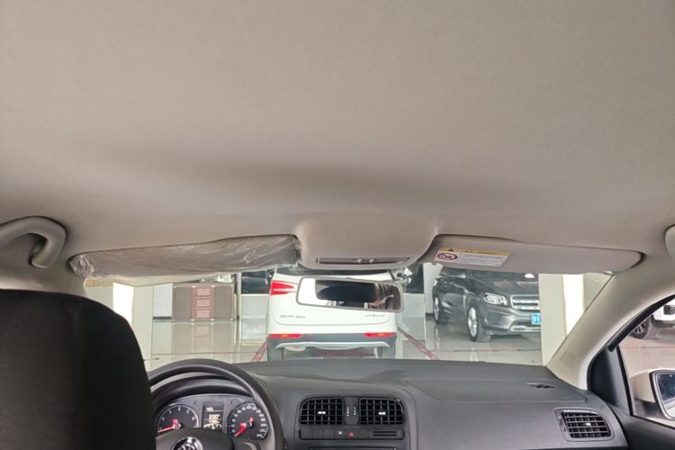 Volkswagen Polo 2015 car image #18