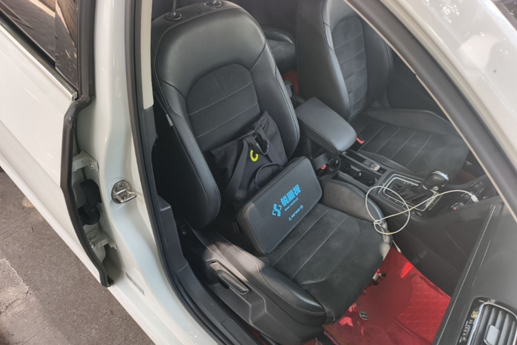 Volkswagen Golf 2020 car image #24