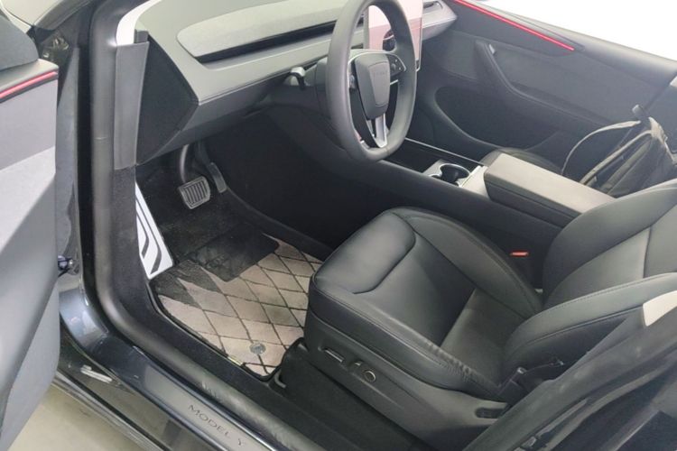 Tesla Model Y 2025 immagine di auto #16