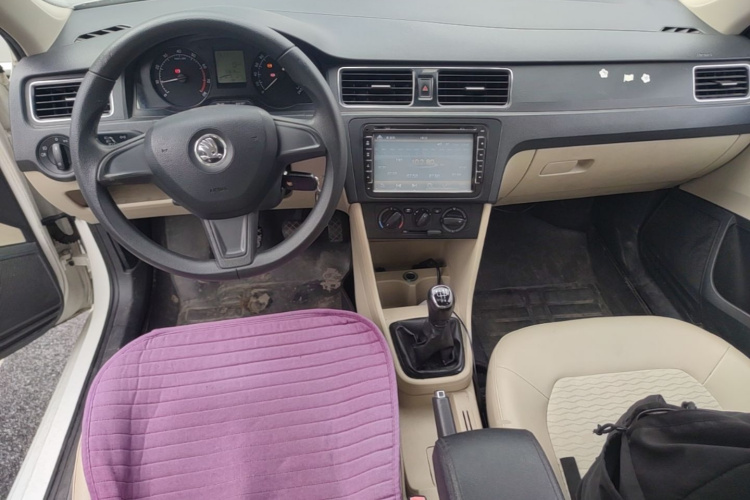 Skoda Rapid 2015 car image #11