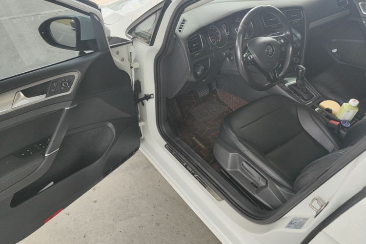 Volkswagen Golf 2018 car image #16