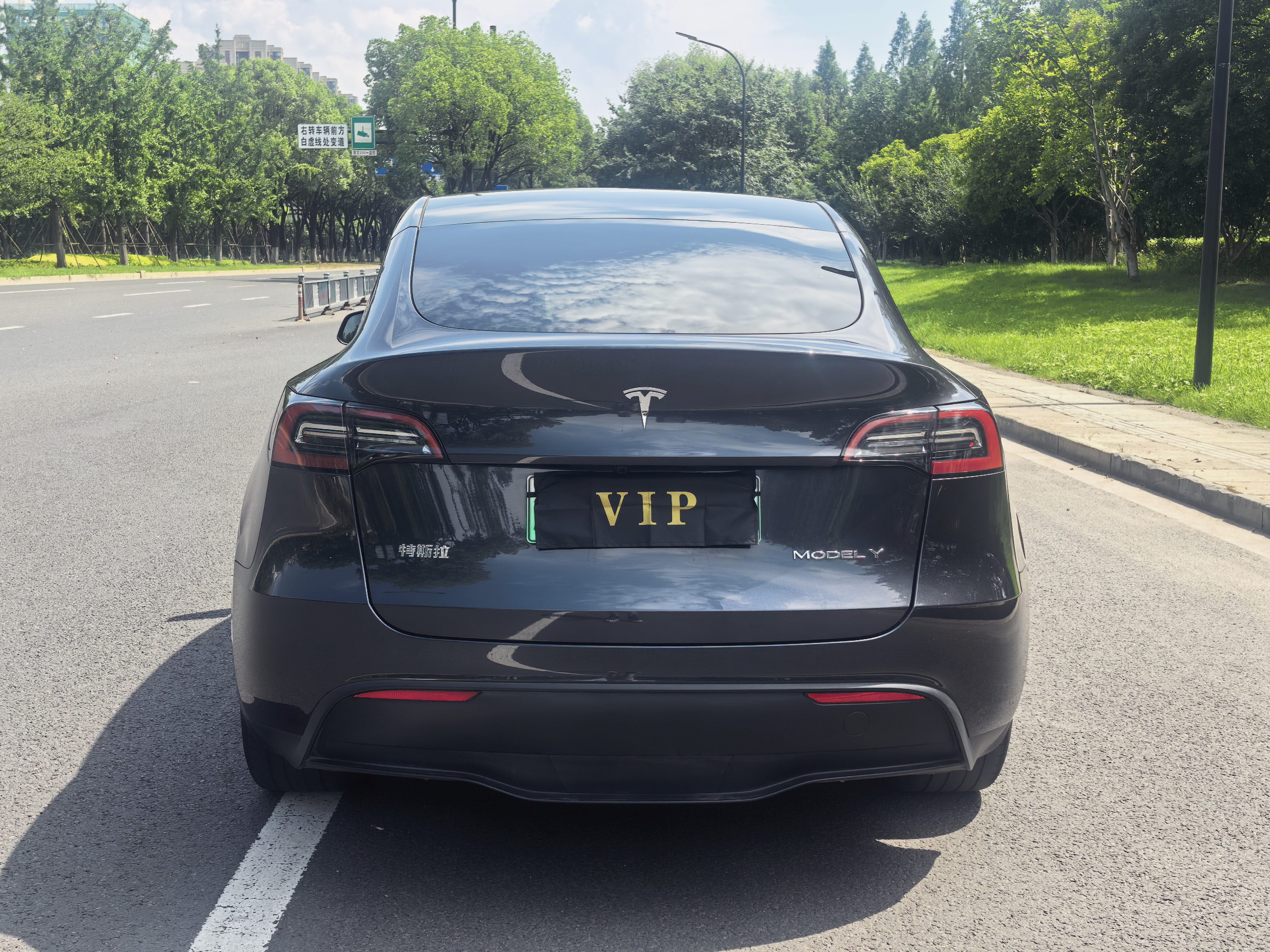 Tesla Model Y 2024 car image #9
