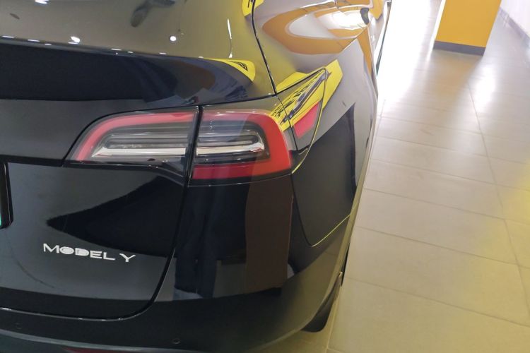 Tesla Model Y 2021 car image #8