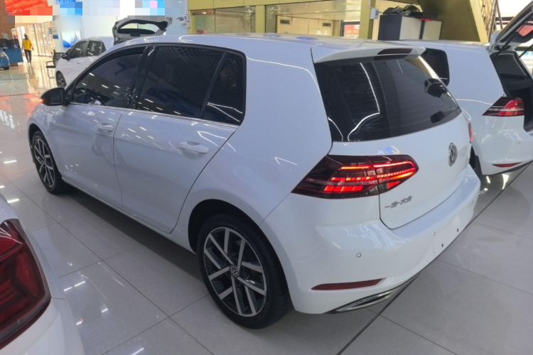 Volkswagen Golf 2018 car image #5