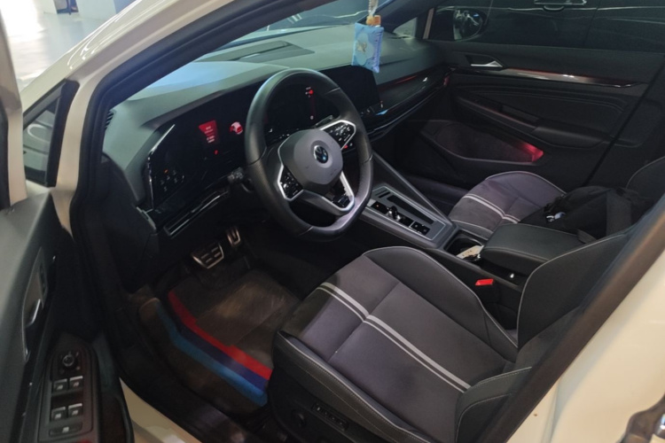 Volkswagen Golf 2025 car image #15