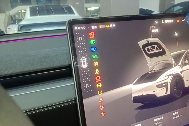 Tesla Model Y 2025 immagine di auto #14